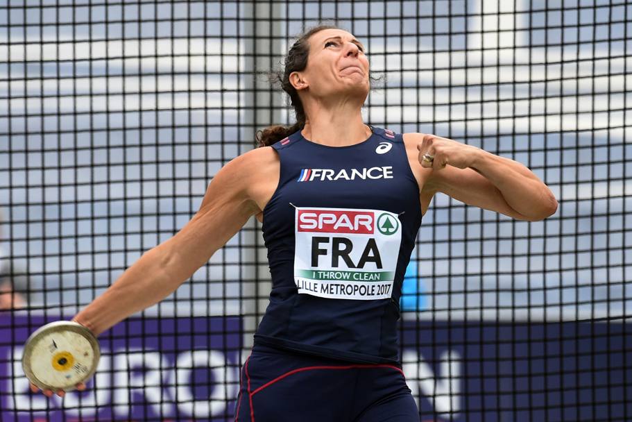 Lille, Francia, campionati europei di atletica: la francese Melina Robert-Michon impegnata nella prova del lancio del disco (Afp)